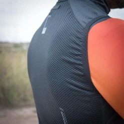 Gilet Gobik Plus 2.0 Dark Coal -SRAM Soldes chaleco plus 2 0 dark coal cold season 22 gobik 5 700x 700x700 3