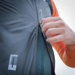 Gilet Gobik Plus 2.0 Dark Coal -SRAM Soldes chaleco plus 2 0 dark coal cold season 22 gobik 6 700x 700x700 3