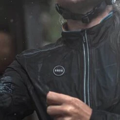 Veste De Pluie Gobik Pluvia True Black Unisex 2023 31 Veste De Pluie Gobik Pluvia True Black Unisex 2023 -SRAM Soldes chaqueta ligera impermeable pluvia true black cold season 22 gobik 6 700x 700x700 2