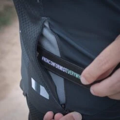 Veste Thermique Gobik Skimo Pro Dark Coal 37 Veste Thermique Gobik Skimo Pro Dark Coal -SRAM Soldes chaqueta skimo dark coal cold season 22 gobik 4 700x 700x700 4