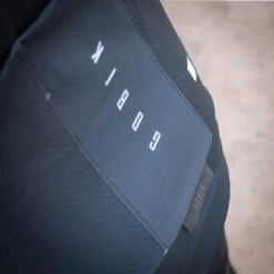 Maillot Manche Longue Gobik Cobble Dark Coal 36 Maillot Manche Longue Gobik Cobble Dark Coal -SRAM Soldes maillot cobble dark coal hombre cold season 22 gobik 3 700x 700x700 4