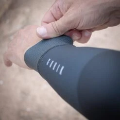 Maillot Manche Longue Gobik Cobble Dark Coal 37 Maillot Manche Longue Gobik Cobble Dark Coal -SRAM Soldes maillot cobble dark coal hombre cold season 22 gobik 4 700x 700x700 4