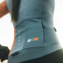 Maillot Manche Longue Gobik Cobble Nectarine Femme 37 Maillot Manche Longue Gobik Cobble Nectarine Femme -SRAM Soldes maillot cobble nectarine mujer sparrow cold season 22 gobik 6 700x 700x700 4