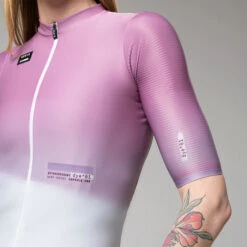 Maillot Manche Courte Gobik Attitude 2.0 Glycine Femme 2023 -SRAM Soldes maillot mujer mc attitude2.0 wisteria caps dye gobik 6 700x700 2