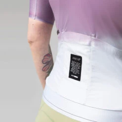 Maillot Manche Courte Gobik Attitude 2.0 Glycine Femme 2023 -SRAM Soldes maillot mujer mc attitude2.0 wisteria caps dye gobik 9 700x700 2