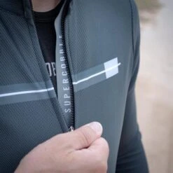 Maillot Manche Longue Gobik SuperCobble Dark Coal -SRAM Soldes maillot supercobble hombre dark coal cold season 22 gobik 3 700x 700x700 1