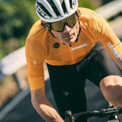 Maillot Manches Courtes Gobik Carrera 2.0 Mango Unisex -SRAM Soldes maillot unisex carrera mango gobik warm series22 4 700x700 1
