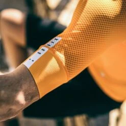 Maillot Manches Courtes Gobik Carrera 2.0 Mango Unisex -SRAM Soldes maillot unisex carrera mango gobik warm series22 6 700x700 1